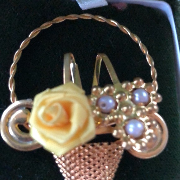 Queen Elizabeth style Vintage flower basket brooch - Picture 2 of 5